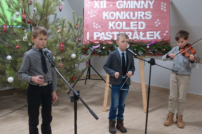 Dzieci grające i śpiewające na konkursie kolęd