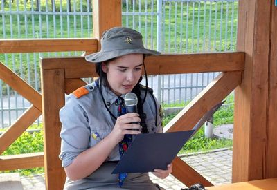 Harcerka czytająca fragment utworu &amp;quot;Nad Niemnem&amp;quot;