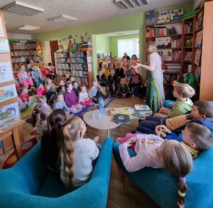 Uczestnicy spotkania autorskiego z Ewą Stadmuller w Filii Bibliotecznej w Nowej Białej