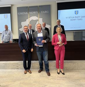 Wręczenie zaświadczenia dla Piotra Łabudy