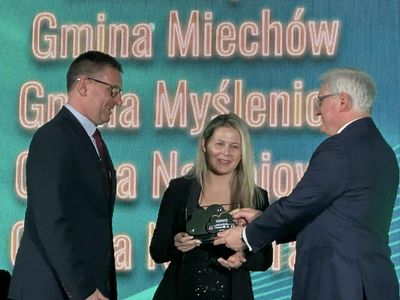 Wicemarszałek składa gratulacje dla przedstawicieli Gminy Nowy Targ.