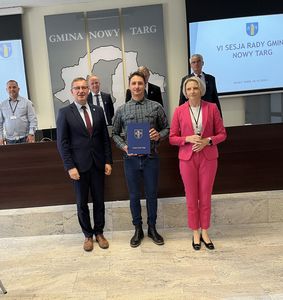 Wręczenie zaświadczenia dla Dariusza Muchy