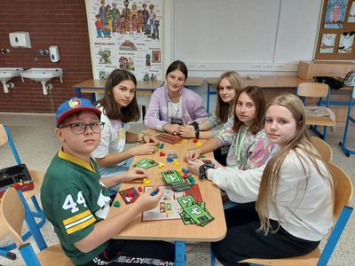 Druga mobilność uczniów ze Szlembarku w ramach programu Erasmus+ zdjęcie młodzieży przy biurku podczas warsztatów