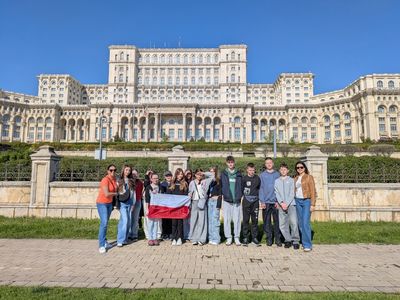 1. Grupowe zdjęcie przed budynkiem parlamentu w Bukareszcie.