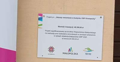 tablica informacyjna "Środki finansowe pozyskane z Urzędu Marszałkowskiego „Małopolskie OSP-2023” w wysokości 24 000 zł, a  24 200 zł zostało dofinansowane z budżetu Gminy Nowy Targ "