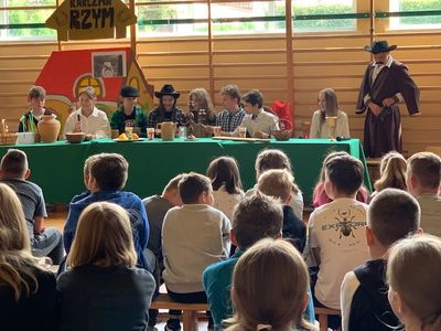 Inceznizacja w tle, na pierwszym planie publiczność