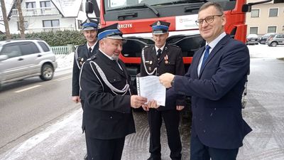 Akt przekazania samochodu strażakom OSP Klikuszowa przez z-ce Wójta Gminy Nowy Targ Wiesława Parzygnata.