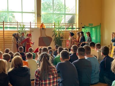 Inceznizacja w tle, na pierwszym planie publiczność