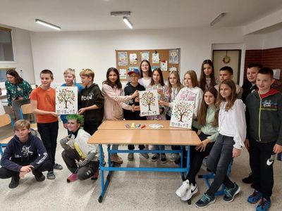 Druga mobilność uczniów ze Szlembarku w ramach programu Erasmus+ grupowe zdjęcie młodzieży z pracami