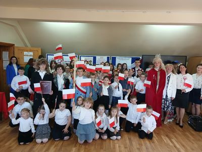 1. Grupowe zdjęcie uczestników uroczystości.