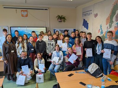 1. Grupowe zdjęcie uczestników programu Erasmus +