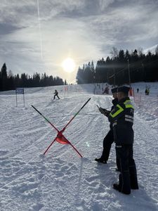Fotografia dotycząca Akcja "Kręci mnie bezpieczeństwo na stoku" - na stoku narciarskim Długa Polana w Nowym Targu