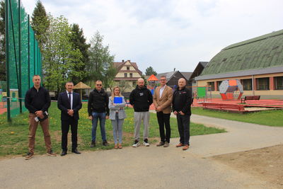 Wójt Gminy z Wykonawcą Poalcu Zabaw SP gronków 