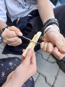 Tworzenie domków dla pszczół murarek podczas spaceru przyrodniczego