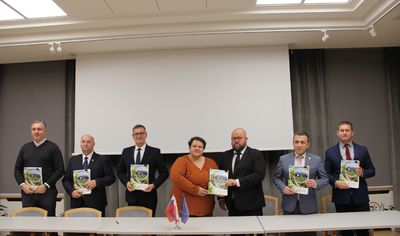 Przedstawiciele Partnerów z podpisanymi umowami.