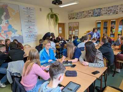 2. Zajęcia w grupach na lekcji języka angielskiego.