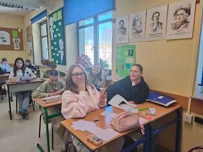Uczniowie z SP Klikuszowa 1 pracują w grupach w trakcie zajęć w programia Spójrz inaczej