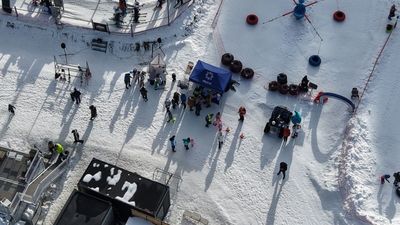 Fotografia dotycząca Akcja "Kręci mnie bezpieczeństwo na stoku" - na stoku narciarskim Długa Polana w Nowym Targu