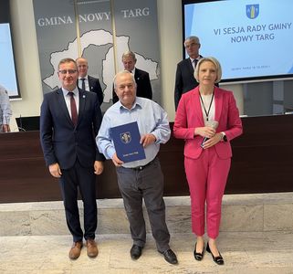 Wręczenie zaświadczenia Czesławowi Stopce