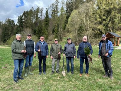 Uczestnicy sadzenia drzew w ramach akcji Małopolskie Dni dla Klimatu w Gminie Nowy Targ