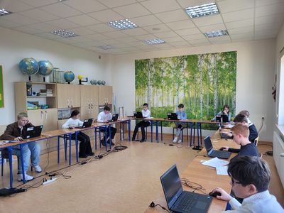 uczniowie w sali informatycznej przy laptopach