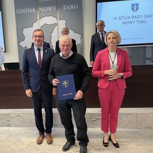 Wręczenie zaświadczenia Stanisławowi Kalacie