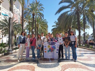  Wspólne zdjęcie na słynnej, falistej promenadzie w Alicante