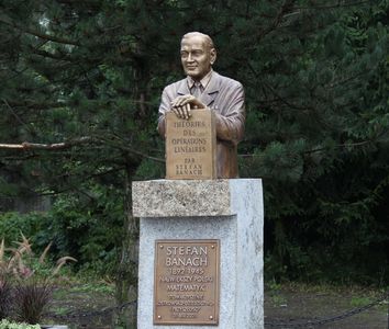 1. Pomnik Stefana Banacha