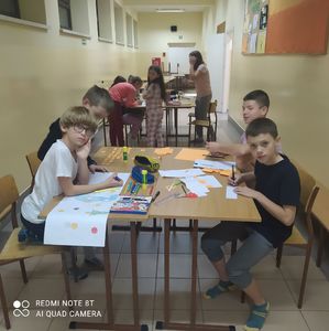 Uczniowie z SP Krempachy 6: Uczniowie w grupach projektują matematyczne gry planszowe w czasie Nocowania w szkole.