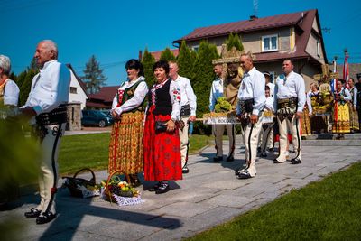 Mieszkańcy z darami i wieńcami