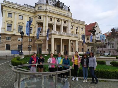 grupa uczniów przed budynkiem