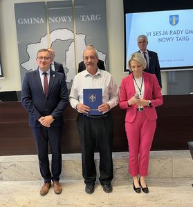 Wręczenie zaświadczenia  Andrzejowi Bobkowi