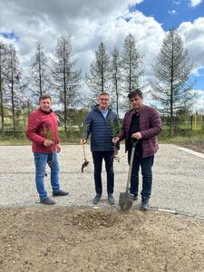 Uczestnicy sadzenia drzew w ramach akcji Małopolskie Dni dla Klimatu w Gminie Nowy Targ