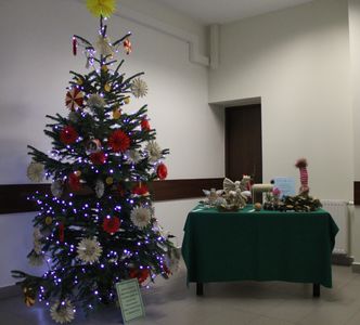 ​ozdoby uczestników​ obok choinki