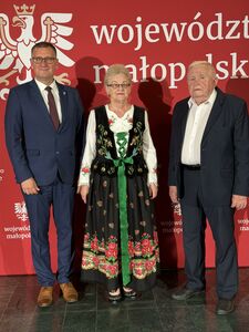 Wójt Gminy, Józefa Kuchta oraz Zbigniew Młyński na śwwięcie województwa małopolskiego