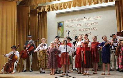 2. Zespół Młodzi Łopuśnianie wraz ze szkółka muzyczną.1