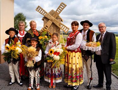 8. Mieszkańcy Rogoźnika z wieńcem