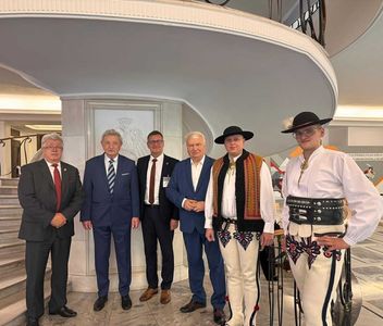 Członkowie zespołu Regle oraz przedstawiciele władz.