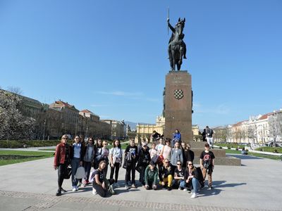 grupowe zdjęcie uczniów pod pomnikiem jeźdźca