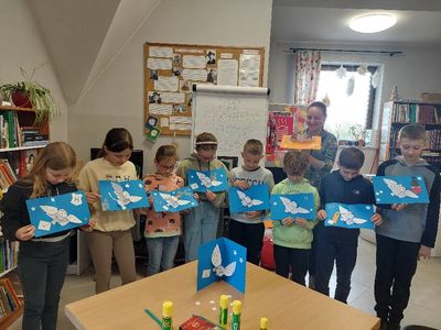 Prezentacja kartek pop-up wykonanych podczas warsztatów plastycznych - Filia w Ostrowsku
