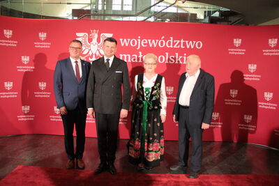 Marszałek, Wójt, Józefa kuchta oraz Zbigniew Młyński na ściance święta woj małopolskiego
