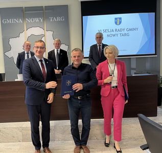 Wręczenie zaświadczenia Andrzejowi Warmuzowi