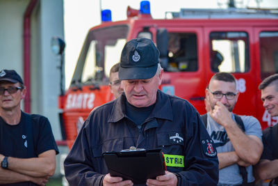 Prowadzący ćwiczenia gaśnicze.