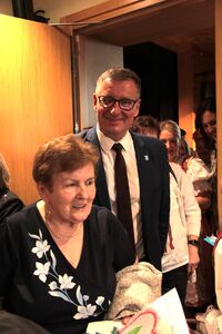 Wójt gminy Wiesław Parzygnat wraz z jedną z Matek