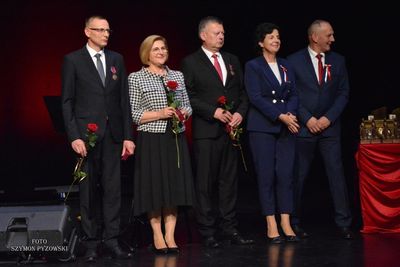 Nagrodzeni stoją na scenie