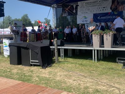Przemowa Wójta Gminy Nowy Targ na scenie wraz z oficjelami