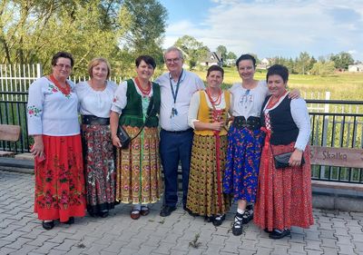 Sołtyś Rogoźnika wraz z Kobietami w strojach regionalnych