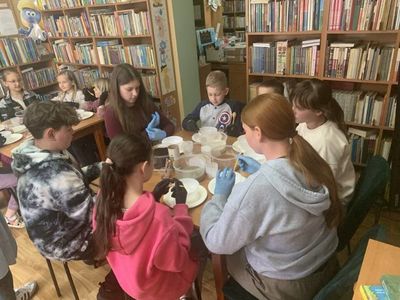 Tworzenie krążków kwietnych podczas warsztatów Ukwiecona Biblioteka - Filia w Harklowej