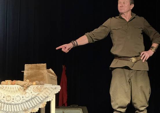 Przy pełnej widowni popularny aktor z Waksmunda, Piotr Cyrwus, zachwycił publiczność mistrzowską interpretacją „Zapiski oficera...