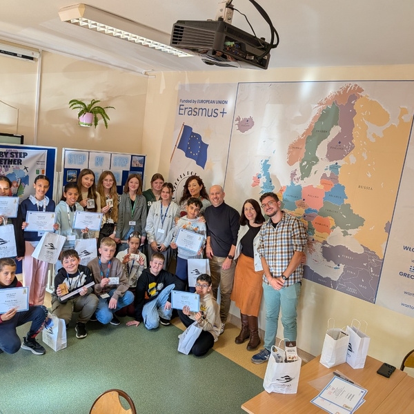 Obraz główny aktualności o tytule Wizyta uczniów z Hiszpanii w Szkole Podstawowej w Szlembarku